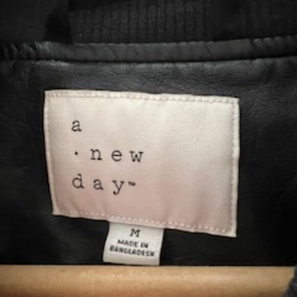 Brown lined leather coat with zippered pocket. - Picture 2 of 5